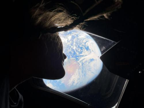 La astronauta Christina Koch mira a la Tierra desde la nave Orión, en un selfie realizado con un iPhone 17 Pro Max