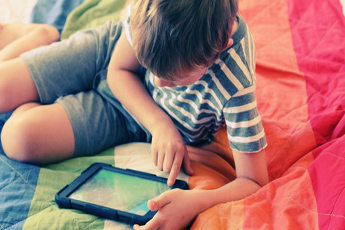 A los 6 años, los niños tienen mejor manejo de la tecnología que los adultos de 45