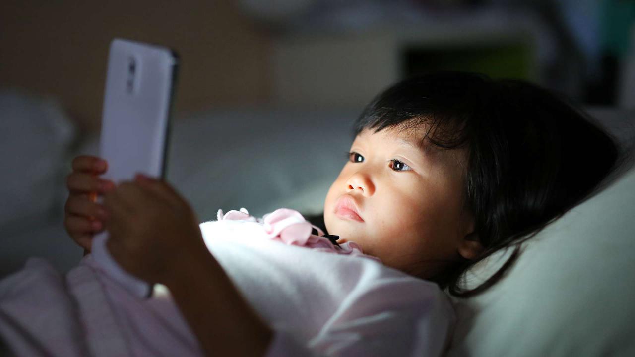 El 63% de los padres compran el primer smartphone de sus hijos para vigilarlos