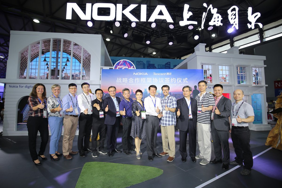 Representantes de Nokia y Tencent en el MWC 2018 de Shanghai tras anunciar el acuerdo