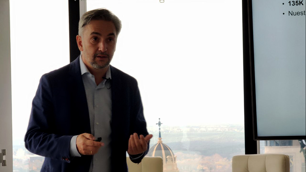 Narciso Perales, director general de Orange Bank España, durante su intervención en la rueda de prensa