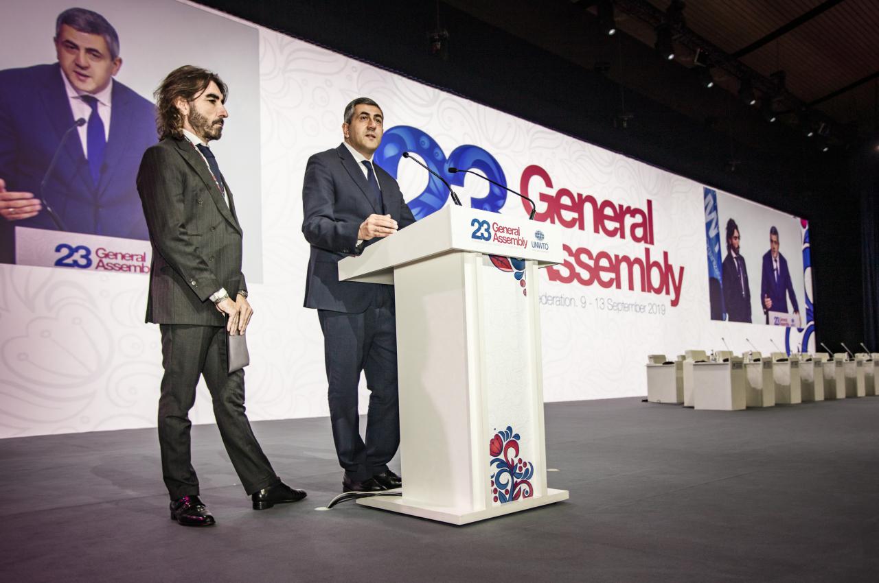 Zurab Pololikashvili y Javier Hidalgo durante la 23ª reunión de la Asamblea General de la OMT