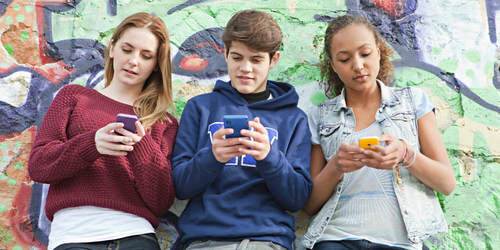 El 18% de los padres españoles cree que sus hijos son adictos al móvil