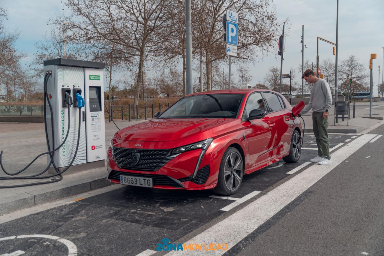 Un Peugeot 308 Hybrid se carga en un punto de recarga público en Barcelona