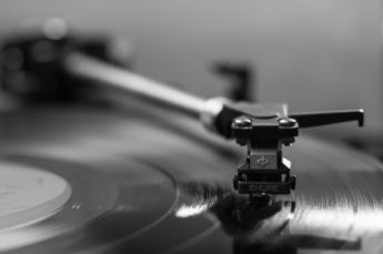 Universal, Sony y Warner demandan a las empresas de inteligencia artificial Suno y Udio por utilizar canciones con derechos de autor para entrenar sus modelos