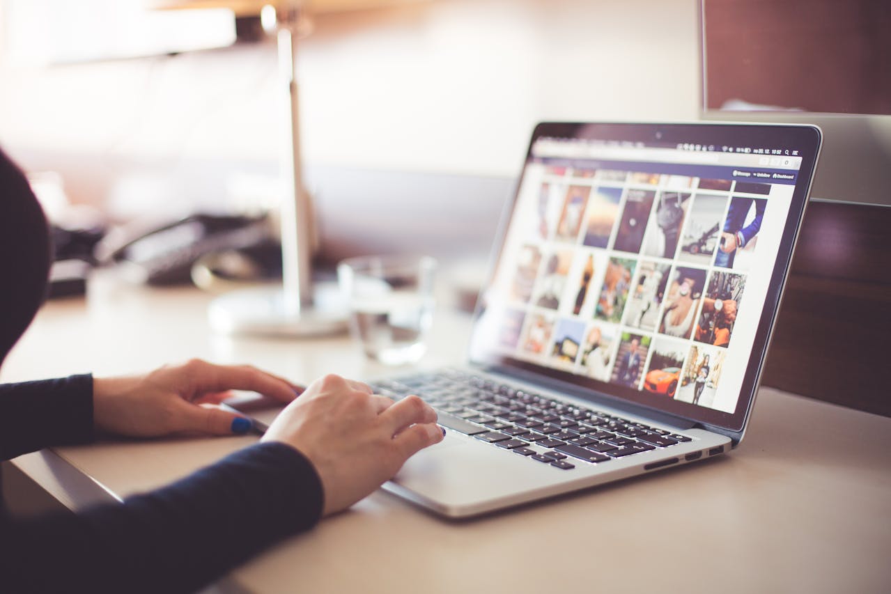 Las fotos que las personas comparten en internet alimentan la inteligencia artificial y ponen en riesgo su privacidad