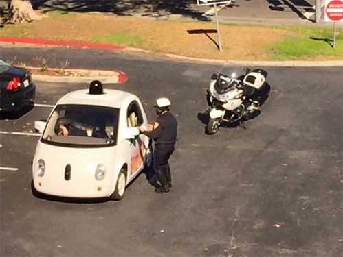 La policía de California da el alto a un coche autoconducido de Google
