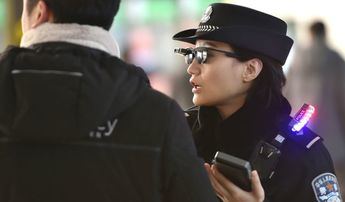 La policía china empieza a usar gafas de reconocimiento facial