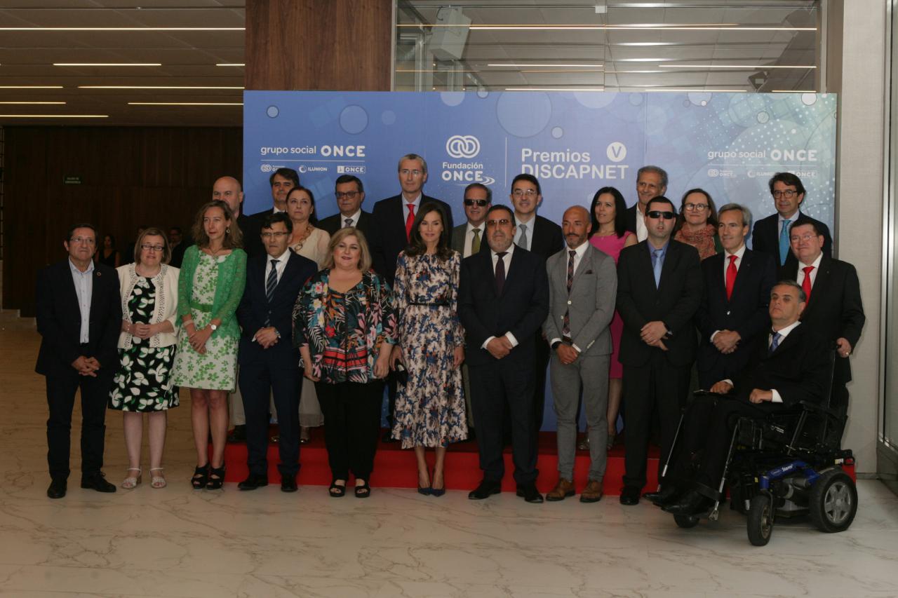 Foto de familia de autoridades y galardonados