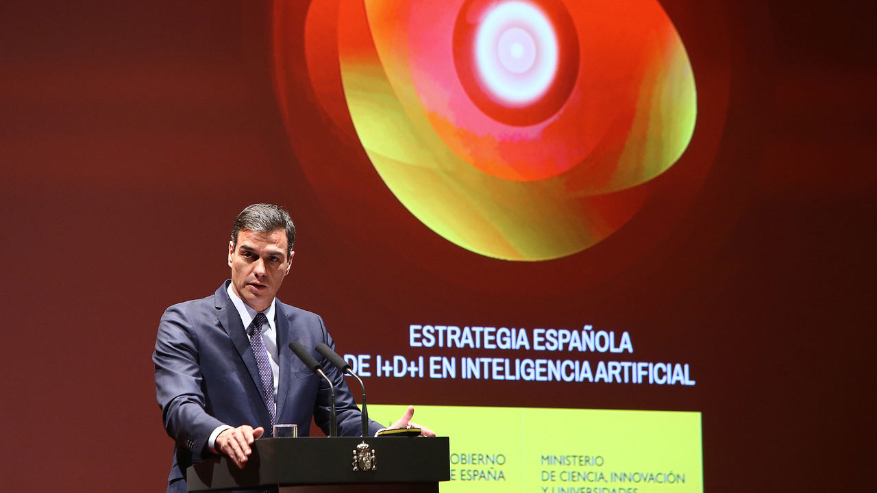 El presidente del Gobierno, Pedro Sánchez, durante su intervención en el acto de clausura de las jornadas 'Estrategia española I+D+i en Inteligencia Artificial', que ha presentado el ministro de Ciencia, Innovación y Universidades, Pedro Duque