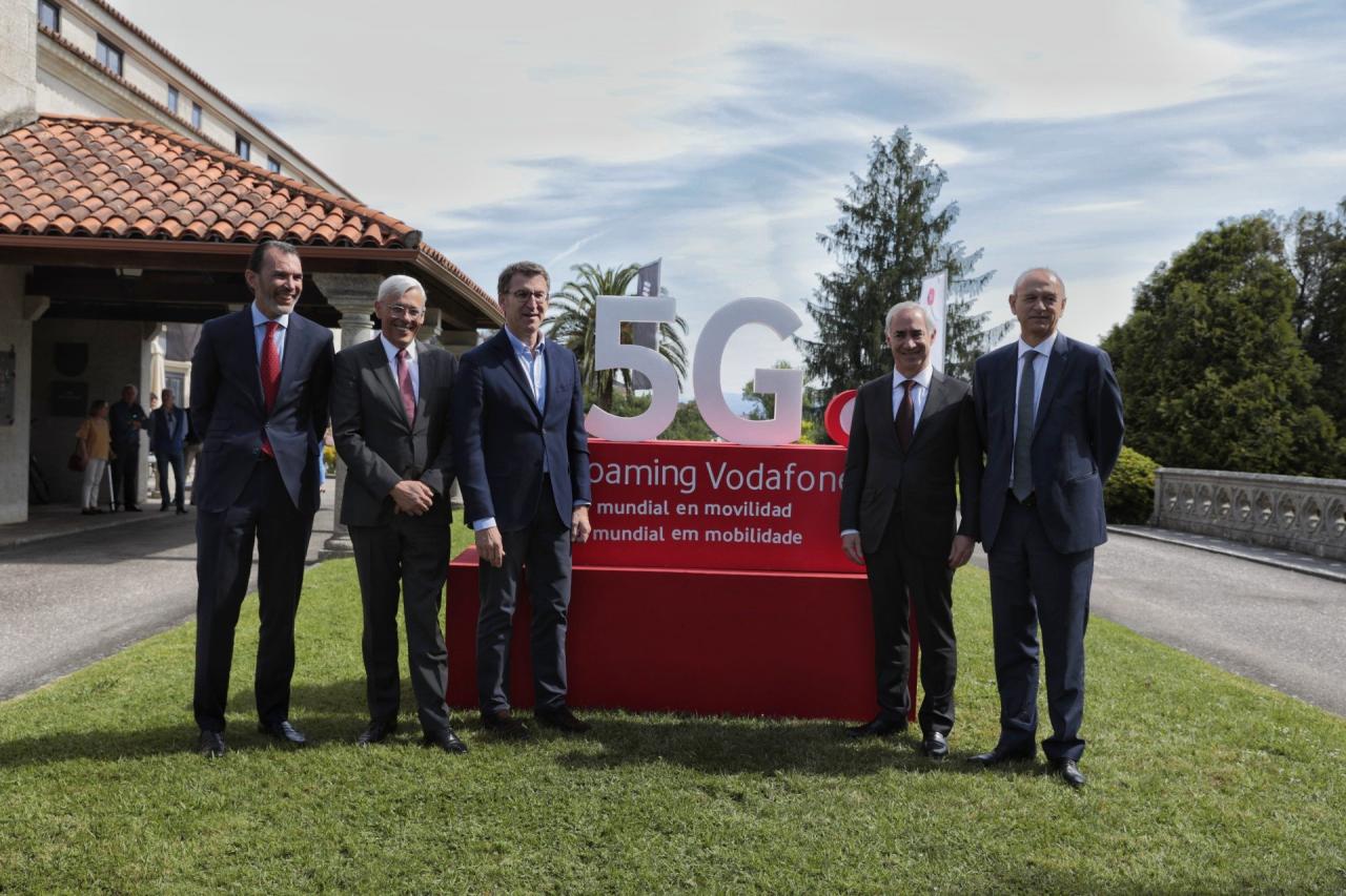 De izquierda a derecha: José Antonio López, Presidente y CEO Ericsson España & Portugal; Mário Vaz, CEO Vodafone Portugal; Alberto Núñez Feijóo, Presidente de la Xunta de Galicia; António Coimbra, CEO y Presidente Vodafone España; y Alberto Souto, Secretario de Estado de Comunicaciones de Portugal