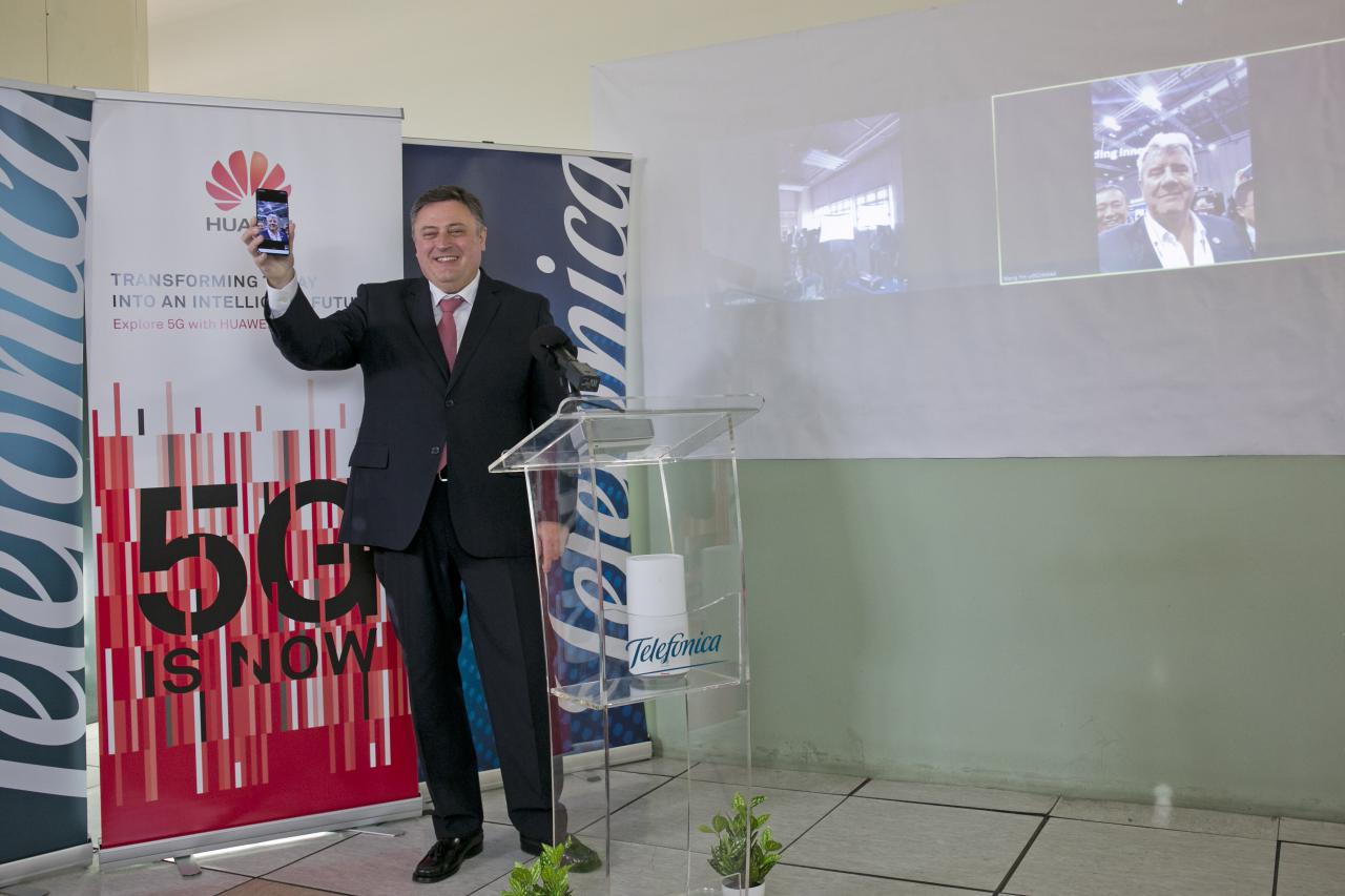 Jerónimo Vílchez, director territoria Sur de Telefónica, estableciendo la videollamada desde Málaga con Londres vía 5G con tecnología Huawei