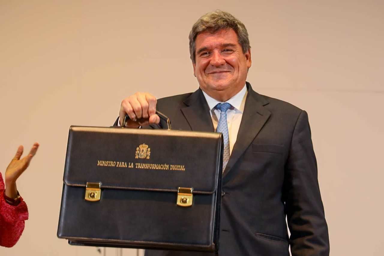 José Luis Escrivá, ministro de Transformación Digital, con su cartera