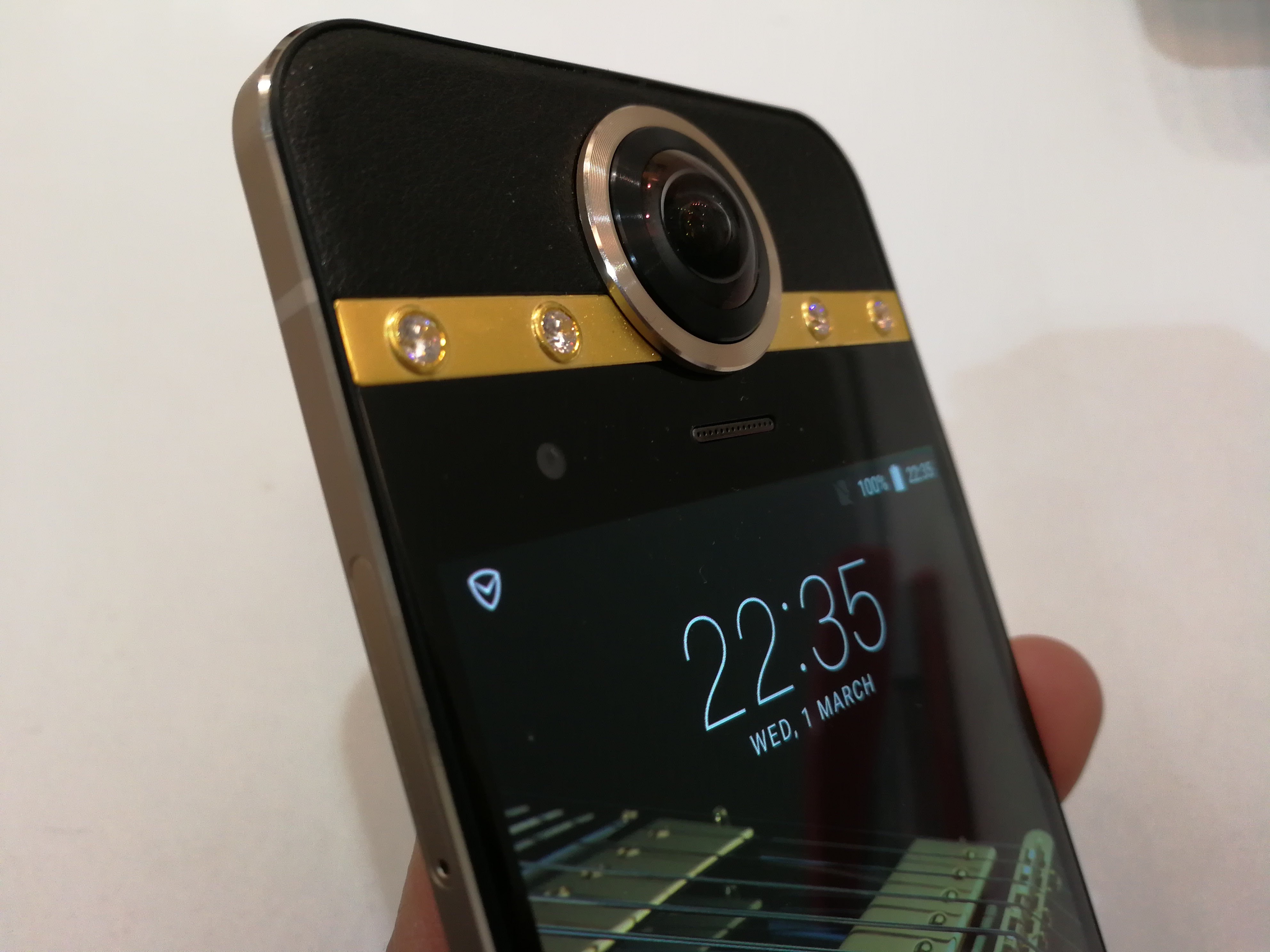 Protruly: el móvil con cámara 360 integrada que además está hecho en oro y diamantes