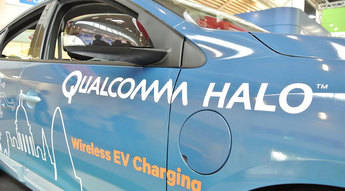 Coche con el sistema de carga inalámbrica Qualcomm Halo