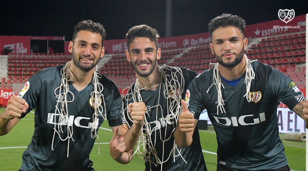 Jugadores del Rayo Vallecano con la camiseta con el logotipo de Digi celebrando el ascenso a Primera División