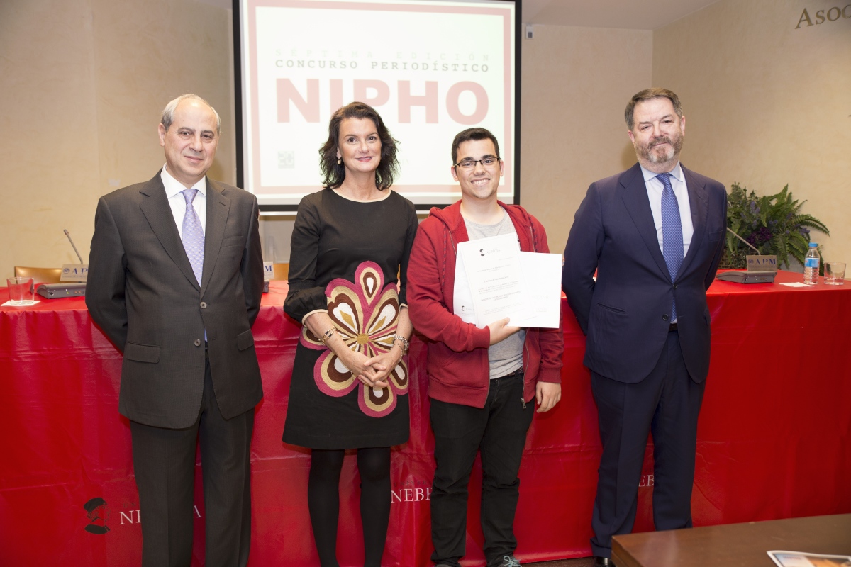 Alfonso de Castañeda, con sudadera roja, junto a Enrique Fernández, vicerrector de la Universidad Nebrija, Marta Perlado, decana de la Faculta de Comunicación y Bieito Rubido, director de ABC y Premio NIPHO 2016 a la trayectoría profesional