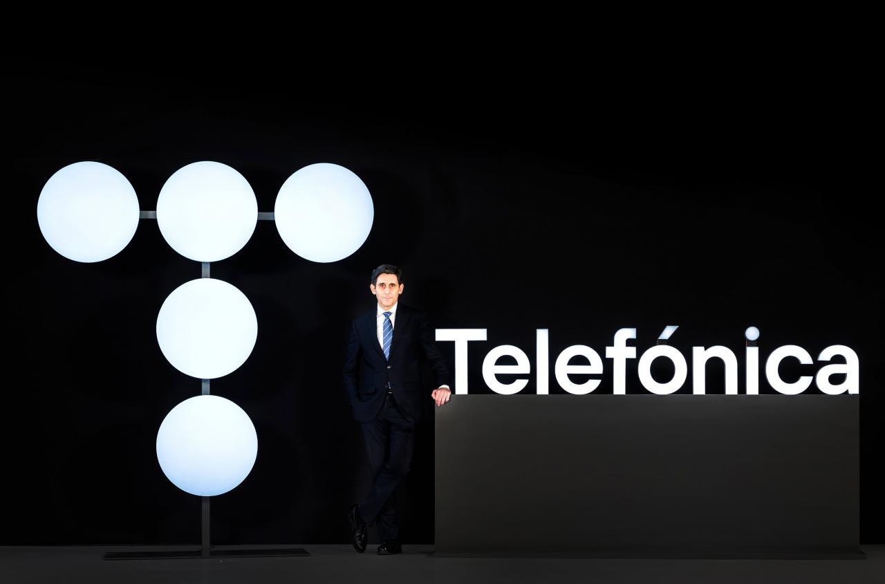 Jose María Álvarez-Pallete, presidente de Telefónica, junto a la nueva imagen corporativa de Telefónica