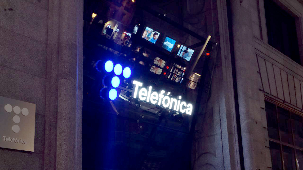 El nuevo logotipo de Telefónica luce sobre la fachada del Edificio Telefónica en la Gran Vía de Madrid