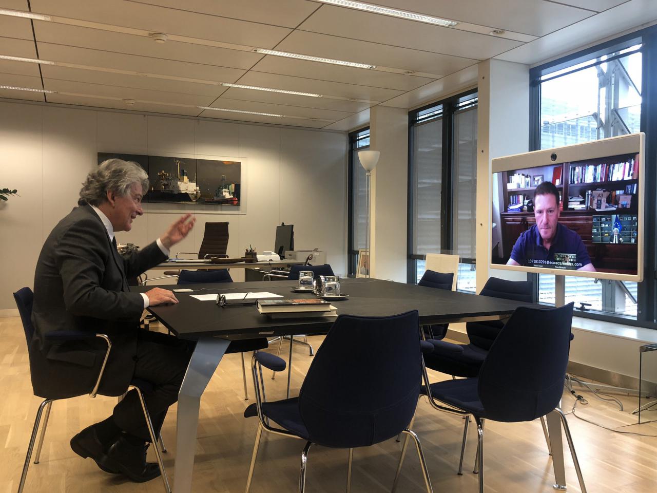 Thierry Breton, comisario europeo del Mercado Interior, en videoconferencia con Kevin Mayer, CEO de TikTok