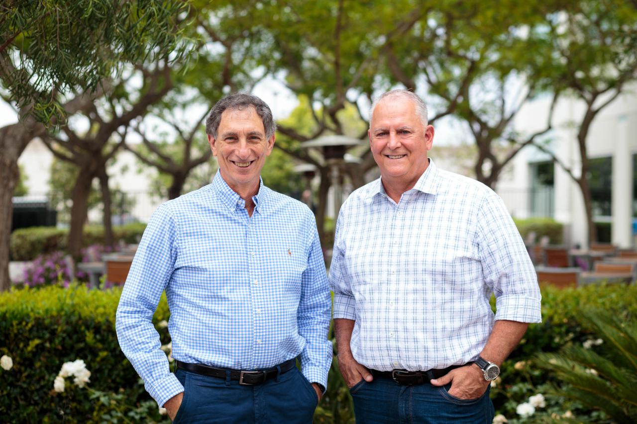 De izquierda a derecha, Mark Dankberg, nuevo presidente ejecutivo de Viasat y Rick Baldridge, nuevo CEO de Viasat