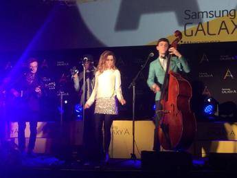 Actuación de Echosmith, cantando Cool Kids en la presentación de Galaxy A