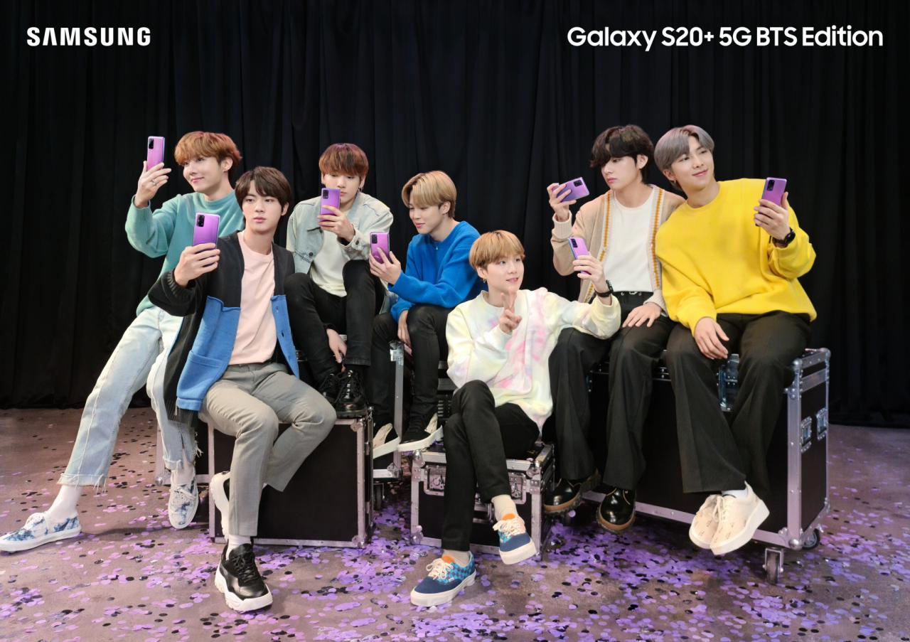 La boyband BTS con la edición especial del Galaxy S20+ y los Galaxy Buds+