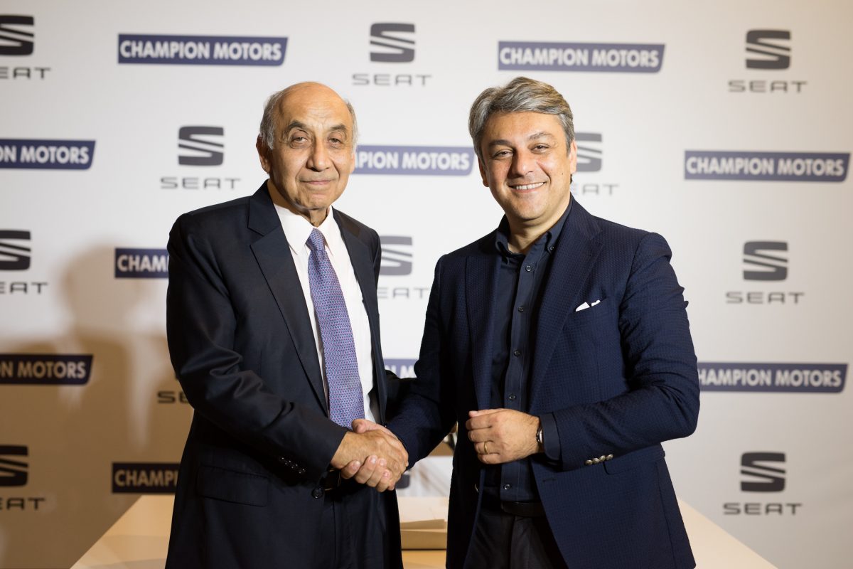 De izquierda a derecha, Itzhak Swary, presidente de la Junta Directiva de Champion Motors y Luca de Meo, presidente de Seat durante la firma del acuerdo en Tel Aviv