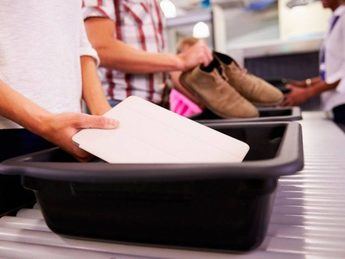 Los dispositivos podrán quedarse en la maleta en los aeropuertos españoles en 2024