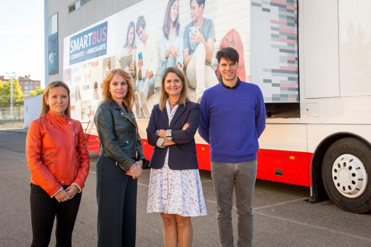 Ascensión Valenzuela, Directora del CEIP Josefa Amar y Borbón, Carmen Herrarte, Consejera de Economía, Innovación y Empleo del Ayuntamiento de Zaragoza, María Luisa, Directora de Relaciones Institucionales y Comunicación de Huawei España y Fermín Serrano, Comisionado para la Agenda 2030 del @GobAragon.