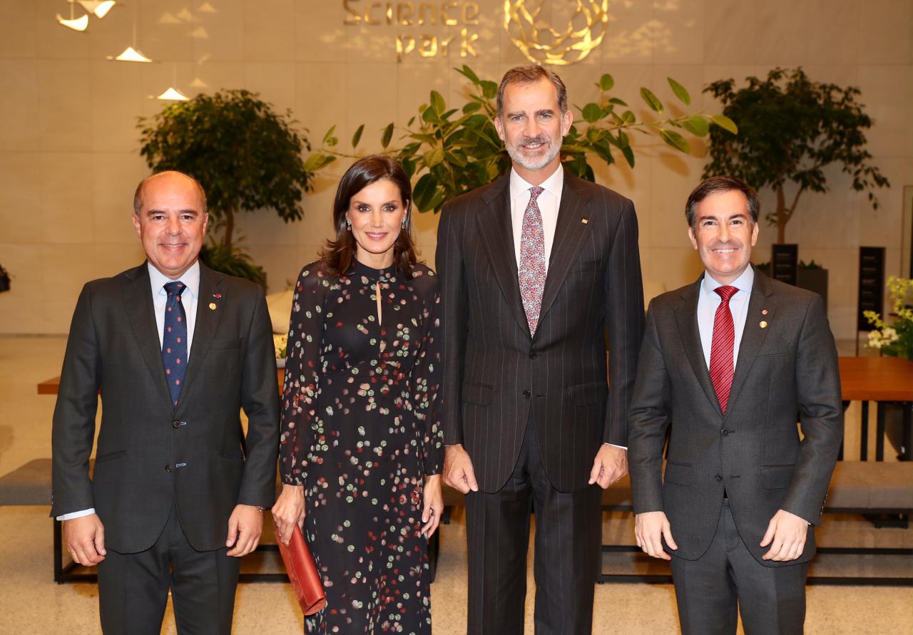 Los Reyes visitan el LG Science Park, el mayor centro de I+D de Corea del Sur durante su visita al país