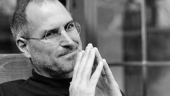 Subastan tarjetas de visita de Steve Jobs para recaudación benéfica