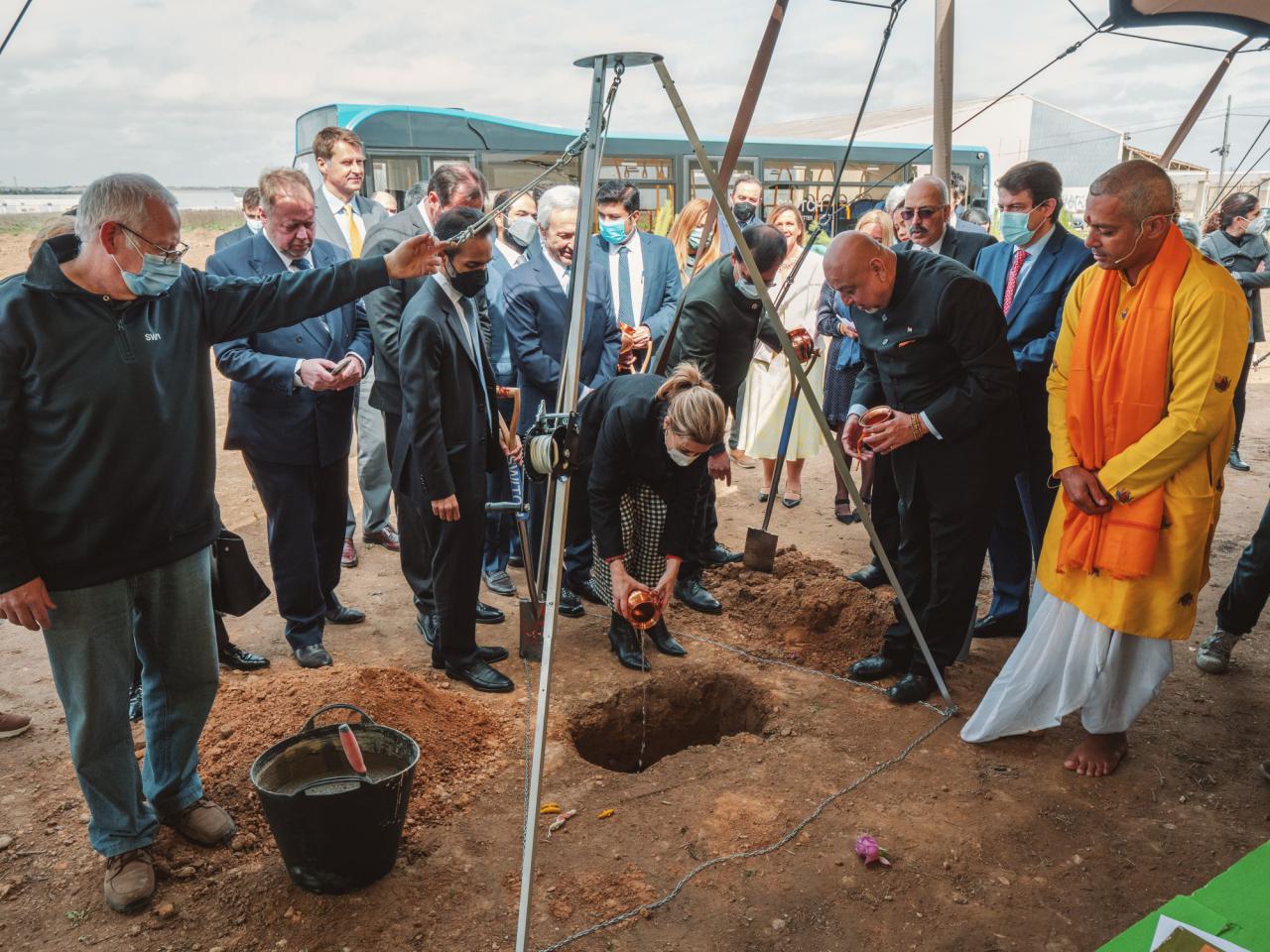 La ministra de Transporte, Movilidad y Agenda Urbana, Raquel Sánchez Jiménez realiza el acto ceremonial de la puesta de la primera piedra