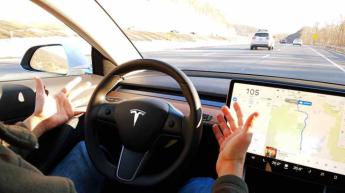 Elon Musk confirma que Tesla tendrán conducción completamente autónoma en 2020
