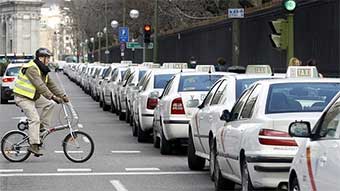 Los taxistas vs las aplicaciones colaborativas: huelga de 24 horas en Madrid