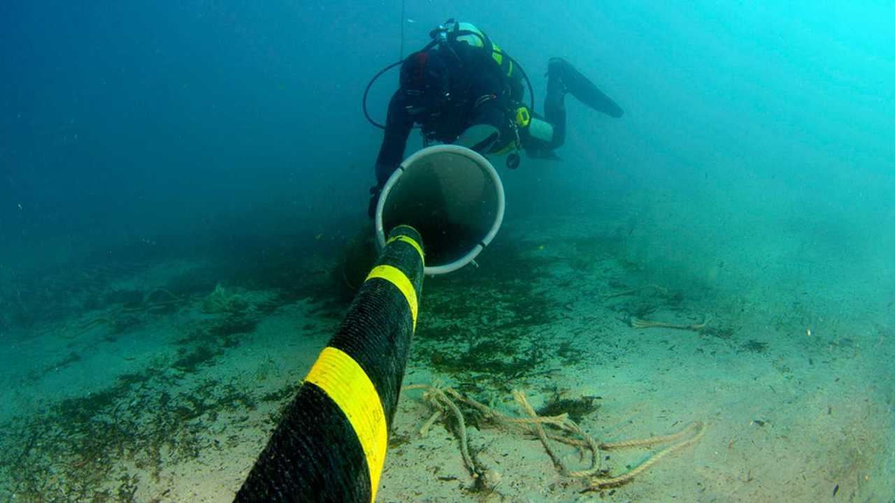 Telefónica acelera la venta de su negocio de cables submarinos