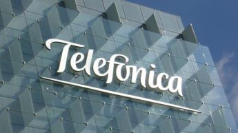 Telefónica y sindicatos firman un plan de bajas que afectará a 4.500 empleados