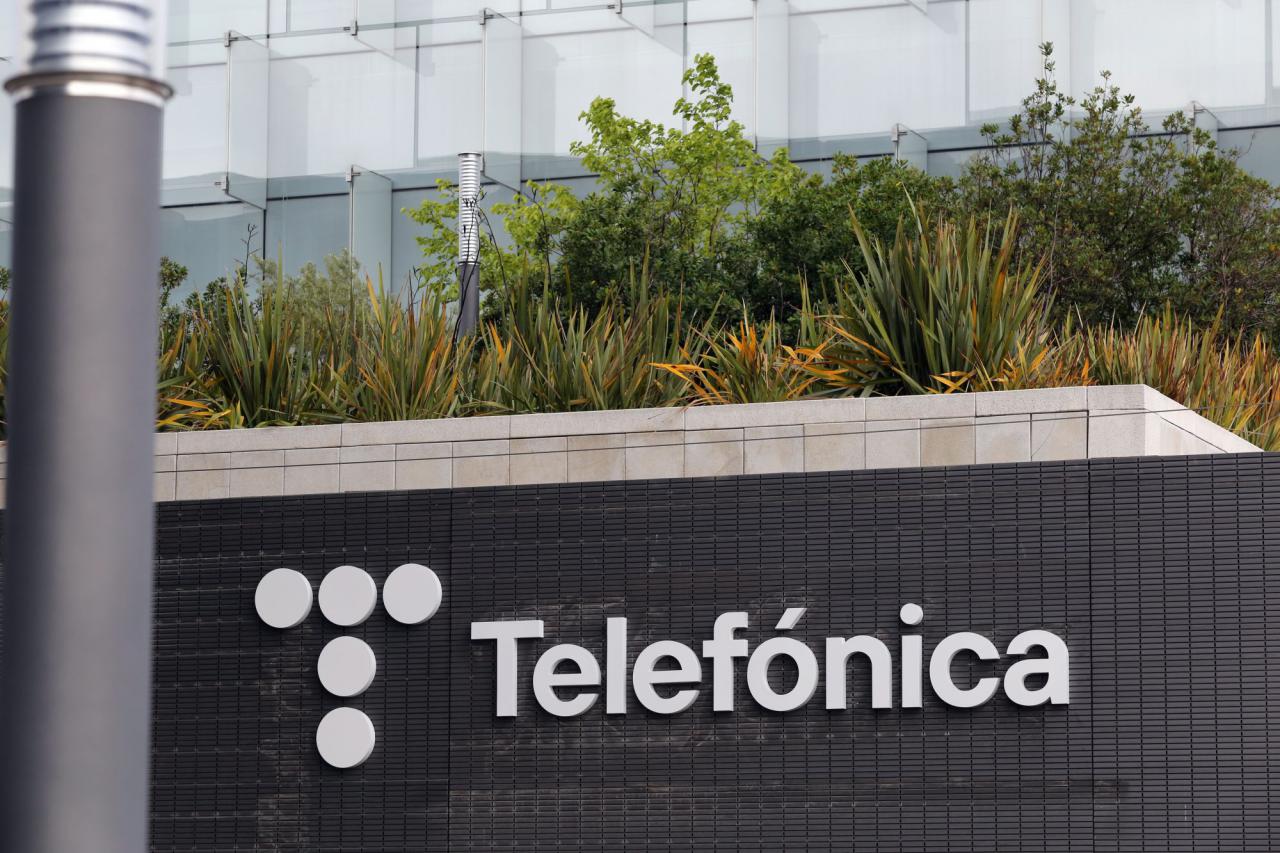 Telefónica completa la venta de parte de su fibra en Colombia por 200 millones de dólares