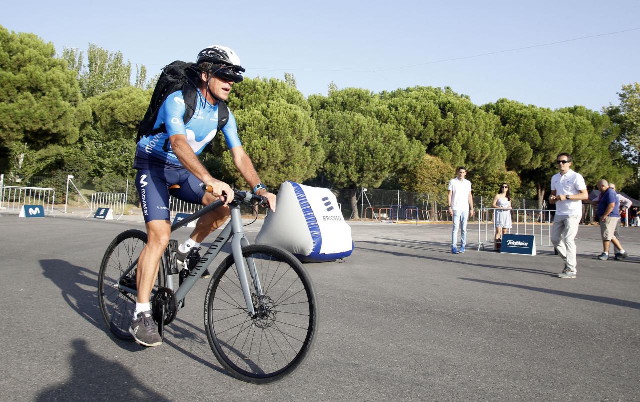 El ex ciclista y ganador del Tour de Francia de 1988 y de las Vueltas a España de 1985 y 1989, Pedro Delgado, realizando la demo