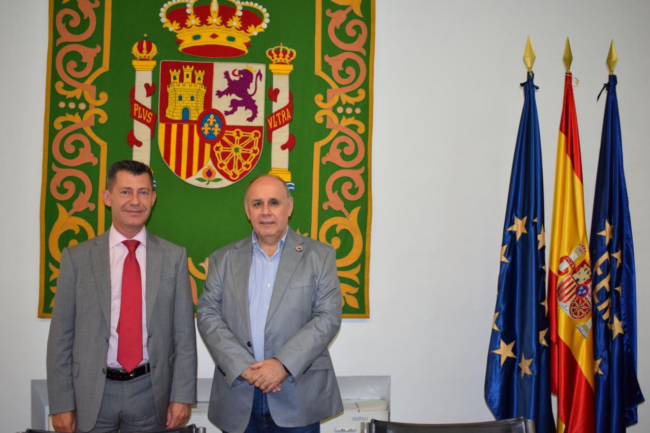 El secretario general de la Federación Española de Municipios y Provincias (FEMP), Carlos Daniel Casares (a la derecha), y el secretario general de Telefónica España, Nicolás Oriol