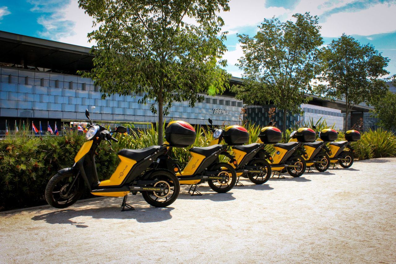 Motos de Muving frente al Distrito C de Telefónica