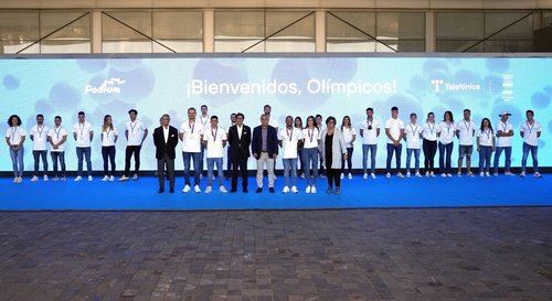 Jose María Álvarez-Pallete, presidente de Telefónica y Alejandro Blanco, presidente del Comité Olímpico Español (COE) junto a los medallistas de Tokio 2020 y otros partícipes del programa Podium