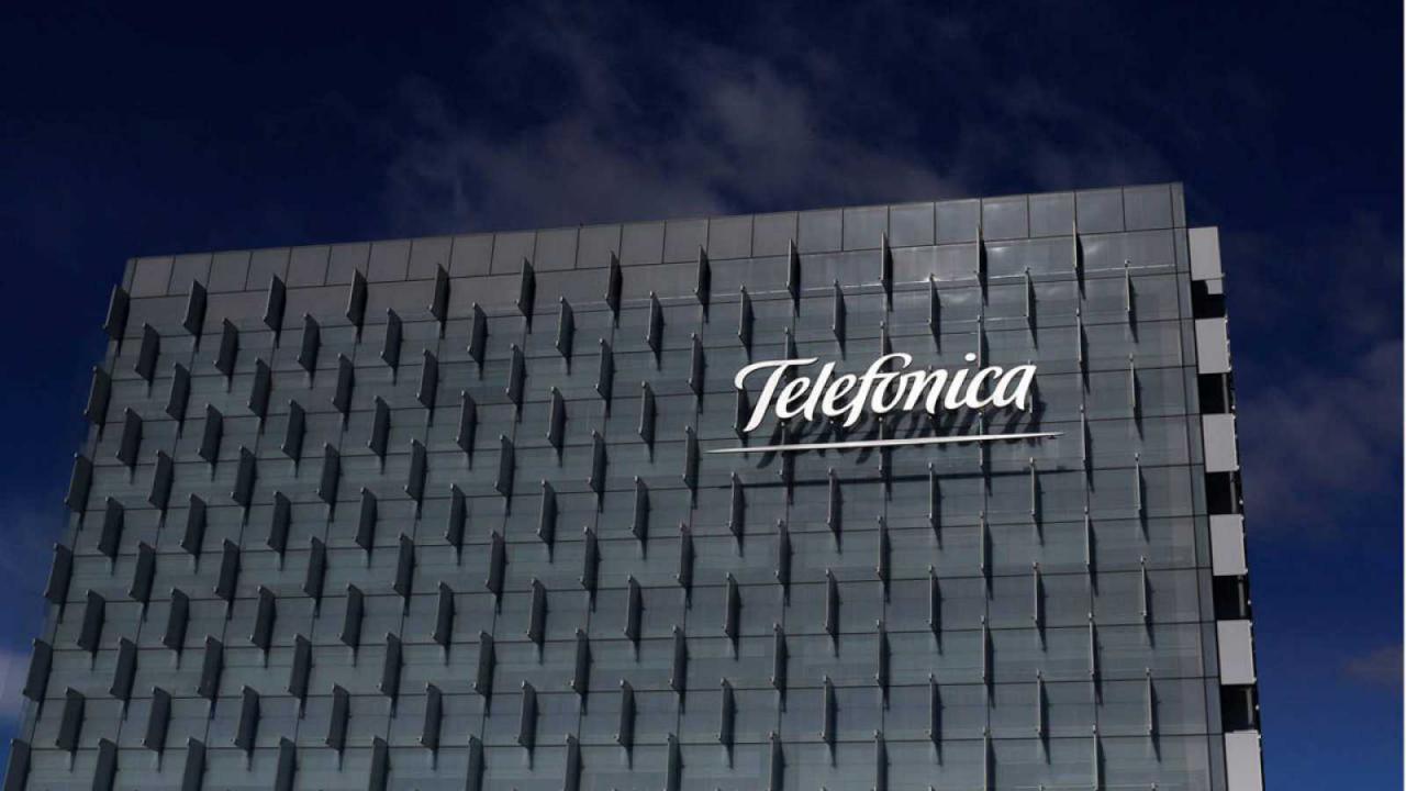 Telefónica reduce a la mitad sus beneficios en el primer semestre