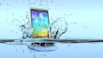 Qué hacer si tu móvil se cae accidentalmente al agua