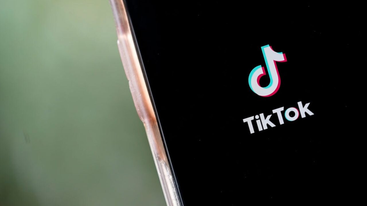 TikTok actualiza sus normas de uso para “contrarrestar el odio”