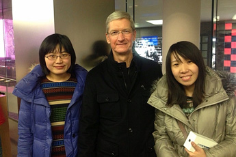 Tim Cook en China con unas fans