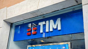Poste Italiane toma el 85,82% de TIM y prepara su salida de Bolsa