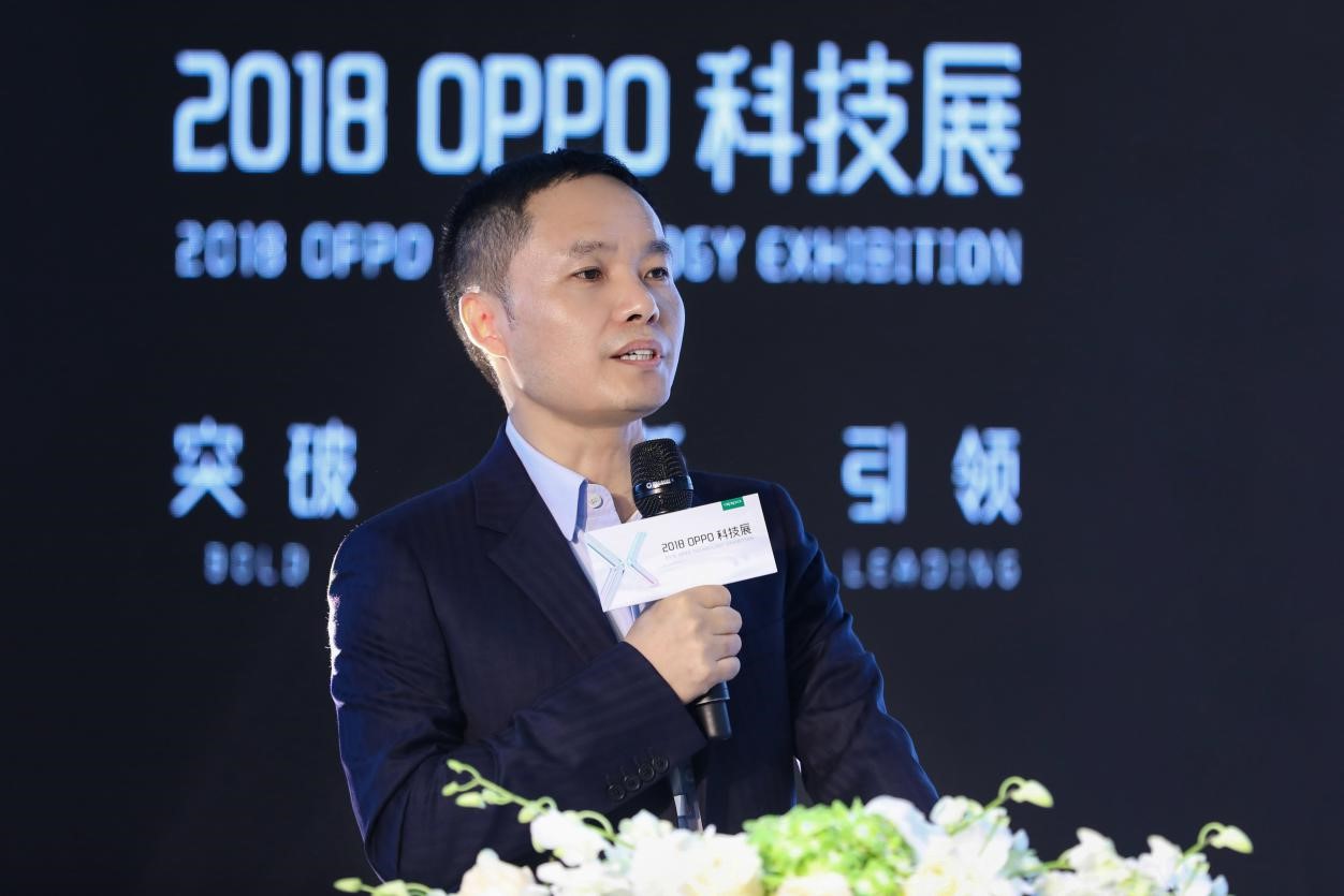 Tony Chen, fundador y CEO de OPPO, pronunciando su discurso en la sesión de IA durante la '2018 OPPO Technology Exhibition'