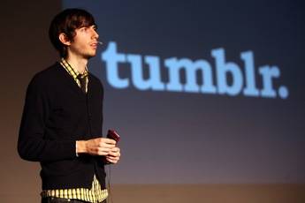 Dimite David Karp, CEO y fundador de Tumblr