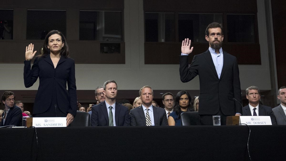 Sheryl Sandberg, directora de operaciones de Facebook, y Jack Dorsey, CEO de Twitter, testifican ante el Senado de EEUU